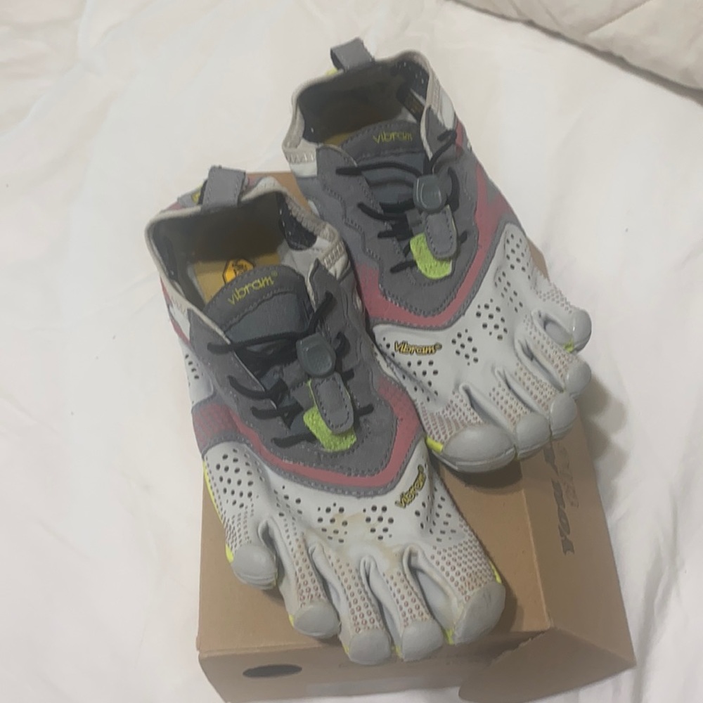 Five fingers sneakers